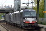DB Cargo mit der MRCE Vectron Doppeltraktion X4 E - 864/193 864-6 + X4 E - 860/193 860-4 am 12.09.17 Durchfahrt Bf. Berlin-Hohenschönhausen.