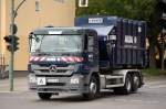 MB ACTROS 2536 Abrollkipper mit Mllcontainer der Recyclingfirma ALBA, 21.09.10 Berlin-Knobelsdorffstr.