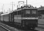 Sonderzug der Rennsteigbahn am 16.09.16 nach Berlin, die Zuglok 211 030-2 (109 030-7) der EGP mit einem historischen Güterwagen (Oppeln 1558 Ghs), einem historischen Personenwagen + Mitropa
