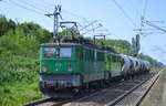 EGP Doppeltraktion 142 150-2 + 142 133-8 mit einem kurzen Güterzug Zementstaubwagen am 29.05.17 Berlin-Hohenschönhausen.
