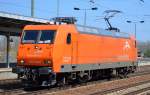 Lokportrait Bild Nr.5 EKO-Trans mit ihrer orangen 145-CL 002 (145 082-4) am 15.04.15 Bhf. Flughafen Berlin-Schönefeld.