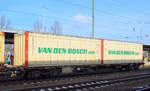 Containertragwagen von der HUPAC aus der Schweiz mit der Nr. 33 RIV 85 CH-HUPAC 457 5 162-4 Sgnss, 26.01.17 Bf. Flughafen Berlin-Schönefeld.