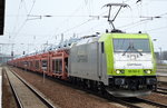 Captrain/ITL 185 562-6 mit PKW-Transportzug mit fabrikneuen VW Nutzfahrzeugen am 12.04.16 Durchfahrt Bhf.