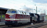 ITL 118 552-9 (228 585-6) mit der rumänischen IBF Miet-Dampflok 131.060 (9080 0 075 998-9 D-IBF) und drei historischen Güterwagen am 18.04.16 Durchfahrt Bhf.