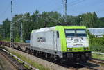 Captrain/ILT 185 598-0 mit schwach ausgelastetem Containerzug am 07.07.17 Mühlenbeck bei Berlin.