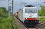 ITL 185 579-0 mit Containerzug am 23.06.17 Berlin-Hohenschönhausen.
