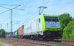 Captrain/ITL 185 598-0 mit Containerzug am 29.05.17 Berlin-Wuhlheide.
