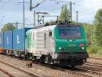 Fr ITL im Einsatz SNCF/FRET 437026 mit dem regelmig Samstag-Mittag verkehrenden Containerzug (Blaue Wand) bei der Einfahrt zum Kurzhalt im Bhf. Flughafen Berlin-Schnefeld, 28.08.10