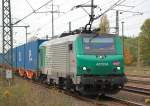 Diesmal die SNCF Leasinglok 437024 (Alstom Bj.2004) im Auftrag von ITL mit dem Containerzug  Blaue Wand  bei der Durchfahrt im Bhf.