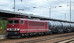 Diverse Loks/513034/leg-mit-250-137-7-155-137-3 LEG mit 250 137-7 (155 137-3) und einem Kesselwagenzug (Dieselkraftstoff) am 03.08.16 Bf. Flughafen Berlin-Schönefeld.
