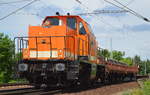 Statt MEG hier LOCON 214 (214 004-4) mit zwei Güterflachwagen beladen mit Radachsen für das S-Betriebswerk in Erkner am 14.06.17 Berlin-Wuhlheide.