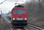 MEG 703 (155 184-5) kommt vom Industrieübergabegebiet Berlin Nordost mit langem Zementstaubzug und fährt über mehrere Gleise aufs Hauptgleis, 19.02.16 Berlin-Hohenschönhausen.