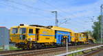 Die MONTI Gleisbau GmbH mit der Universalstopfmaschine P&T Unimat 09-475/4S  Karoline  für Gleise und Weichen und der Schienenschotterplaniermaschine P&T SSP 110 SW  Helene  am 16.05.18