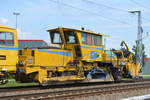 Die MONTI Gleisbau GmbH mit der Universalstopfmaschine P&T Unimat 09-475/4S  Karoline  für Gleise und Weichen und der Schienenschotterplaniermaschine P&T SSP 110 SW  Helene  am 16.05.18
