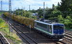 PRESS/IntEgro 155 045-9 mit einem langen Stammholztransportzug am 06.08.17 Berlin-Springpfuhl Richtung Nordosten.