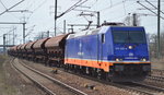 Raildox 185 409-0 mit einem Zug gedeckter Schütgutwagen am 03.04.16 Bhf. Flughfen Berlin-Schönefeld.