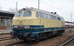 Die schön anzusehende Railsystems RP blau-beige 218 480-2 (9280 1 218 480-2 D-RPRS) am 17.02.18 Bf.