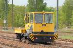 Noch mal aus anderer Perspektive der Gleiskraftwagen MZG der Spitzke Gleisbau GmbH am 27.04.11 bei der Durchfahrt im Bhf.