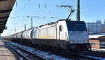 HSL Logistik GmbH, Hamburg [D] mit der geleasten Railpool Lok  186 539-3  [NVR-Nummer: 91 80 6186 539-3 D-Rpool] und einem Kesselwagenzug (ohne UN-Nummer) am 18.02.25 Höhe Bahnhof