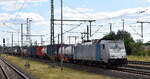br-186-traxx-f140-ms/888008/rtb-cargo-gmbh-dueren-d-mit RTB CARGO GmbH, Düren [D]  mit der geleasten  Railpool Lok '186 421-4' [NVR-Nummer: 91 80 6186 421-4 D-Rpool] und einem Containerzug am 10.07.25 Höhe Bahnhof Magdeburg Hbf.