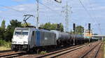 HSL Logistik GmbH, Hamburg [D] mit der geleasten Railpool Lok  186 539-3  [NVR-Nummer: 91 80 6186 539-3 D-Rpool] und einem Kesselwagenzug (für Benzin) am 06.08.25 Höhe Bahnhof Schönefeld bei Berlin.