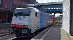 HSL Logistik GmbH, Hamburg [D]  mit den geleasten Loks, der Railpool Lok  186 491  [NVR-Nummer: 91 80 6186 491-7 D-Rpool], der BRLL Lok 145 092-3  [NVR-Nummer: 91 80 6145 092-3 D-BRLL] und der Akiem Lok  186 383-6  [NVR-Nummer: 91 80 6186 383-6 D-AKIEM] auf dem WEg zur kurzen Abstellung am 03.08.26 Durchfahrt Bahnhof Hamburg-Harburg.