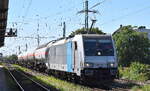 LTE Logistik- and Transport- GmbH, Graz [A]  mit der geleasten Railpool Lok  E 186 145-9  [NVR-Nummer: 91 80 6186 145-9 D-Rpool] und einem gemischten G�terzug mit Druckgaskesselwagen + von der Fa.  Mannesmann angemieteten Drehgestell-Flachwagen mit massiven Stahlrohren am 12.08.26 H�he Bahnhof Magdeburg-Neustadt.