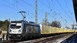 br-187-traxx-f140-ac3/874717/setg---salzburger-eisenbahn-transportlogistik-gmbh SETG - Salzburger Eisenbahn TransportLogistik GmbH, Salzburg [A] mit der geleasten Railpool Lok '187 303-3' [NVR-Nummer: 91 80 6187 303-3 D-Rpool] und einem Ganzzug TRANSWAGFGON Drehgestell-Rungenwagen gemietet von der Mercer Timber Products GmbH mit Holzprodukten in Folie am 19.02.25 Höhe Bahnhof Magdeburg-Neustadt.