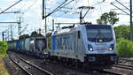 HSL Logistik GmbH, Hamburg [D] mit der geleasten Railpool Lok  187 301-7  [NVR-Nummer: 91 80 6187 301-7 D-Rpool] und einem Containerzug am 30.08.25 Höhe Bahnhof Schönefeld b. Berlin.