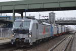 VTG Rail Logistics Deutschland GmbH mit der Vectron 193 811-7  Juna  (NVR-Number: 91 80 6193 811-7 D-Rpool, Siemens Bj.2014) und einem Containerzug aus österreichischen Gelenk-Containertragwagen bestehend mit nagelneuen innofreigt Spezialcontainern, die jetzt wohl auch bei der VTG RAIL LIGISTICS zum Einsatz kommen in der typisch blauen VTG Firmenfarbe, 25.01.17 Bf. Berlin-Hohenschönhausen.