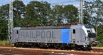 Die Railpool Lok  6193 088  [NVR-Nummer: 91 80 6193 088-2 D-Rpool], aktueller Leasingnehmer? hatte einen Tankcontainerzug zur Übergabe an das Werk  BASF Schwarzheide gebracht (es folgte Personalwechsel) u. übernahm einen Zug wieder zurück, 17.06.25 Höhe Bahnhof Ruhland.