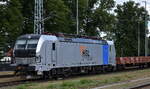 HSL Logistik GmbH, Hamburg [D] mit der geleasten Railpool Vectron  6193 180  [NVR-Nummer: 91 80 6193 180-7 D-Rpool] und einem Ganzzug Drehgestell-Flachwagen (leer) am 30.07.25 Höhe Bahnhof Ruhland.