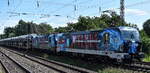 DPB Rail Infra Service GmbH mit Doppeltraktion mit der geleasten Railpool Vectron  193 804-2  [NVR-Nummer: 91 80 6193 804-2 D-Rpool] + der eigenen Vectron  1293 905 , Name:  Sonja  [NVR-Nummer: 91 81 1293 905-6 A-DPB] und einem PKW-Transportzug am 07.08.25 Höhe S-Bahnhof Dedensen/​Gümmer.