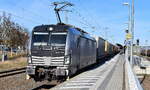 TX Logistik AG, Troisdorf [D] mit der geleasten Railpool Vectron  6193 124  [NVR-Nummer: 91 80 6193 124-5 D-Rpool] und einem KLV-Zug am 02.03.26 Durchfahrt Bahnhof Lutherstadt Wittenberg Hbf.