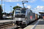 Railpool Lok  6193 176  [NVR-Nummer: 91 80 6193 176-5 D-Rpool], aktueller Leasingnehmer unbekannt am 09.06.26 mit einem Containerzug Durchfahrt Bahnhof Ruhland.