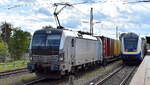 TX Logistik AG, Troisdorf [D]? mit der geleasten Railpool Vectron  6193 158  [NVR-Nummer: 91 80 6193 158-3 D-Rpool] und einem Containerzug am 14.09.26 H�he Bahnhof Uelzen.
