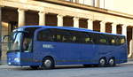 Ein MB TRAVEGO Reisebus vom ungarischen Fuhrunternehmen KUTI TRAVEL COACH COMPANY am 21.12.16 Berliner Museumsinsel.