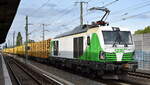 Salzburger Eisenbahn TransportLogistik GmbH, Salzburg [A] mit der geleasten ELL Vectron Dual Lok '248 017' [NVR-Nummer: 90 80 2248 017-6 D-ELOC] und einem Ganzzug Stammholz am 05.06.25 Höhe Berlin Karow.
