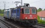 Mietloks der HSL, SBB Cargo Re 421 377-3 zieht Railpool Lok E 186 147-5 am 23.06.15 Berlin-Karow.