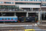 Die SJ Rc6E 1401 (S-SJ 91 74 106 1401-5) der SJ - Statens Järnvägar AB (ehemalige Schwedischen Staatsbahnen) erreichtt am 21 März 2019 mit einem Personenzug Stockholm Central (Stockholm Hbf). 

Die Lok wurde 1986 von ASEA (Allmänna Svenska Elektriska Aktiebolaget) in Västerås (Schweden) unter der Fabriknummer 1995 gebaut und an die SJ geliefert. Die sieben Lokomotiven 1395 bis 1401 wurden mit European Rail Traffic Management System (ERTMS) ausgerüstet und werden als Baureihe Rc6E geführt.

Die Bauserie Rc6 war die letzte original gebaute Serie. Die 40 Lokomotiven wurden zwischen 1985 und 1988 gebaut und erhielten die Nummer 1383 bis 1422. Wie die Rc3 waren sie ab Werk für eine Höchstgeschwindigkeit  von 160 km/h ausgelegt. Der steigende Bedarf der SJ an schnellfahrenden Lokomotiven für Reisezüge mit einer Höchstgeschwindigkeit von 160 km/h führte dazu, dass zwischen 1992 und 1995 alle Rc5-Lokomotiven in Rc6 umgebaut wurden.

Bei der Aufteilung der Statens Järnvägar in verschiedene Geschäftsbereiche zum 1. Januar 2001 kamen alle Lokomotiven zur SJ AB und werden seither im Normalfall nur im Reisezugdienst eingesetzt.
