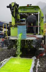 BLS-Jubil�um in Frutigen 2013 (29.06.): Demonstration einer Leckage mit BLS-farbiger Fl�ssigkeit.