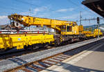 Der Kran V der Vanomag AG ein 100 t GOTTWALD Gleisbauschienenkran GS 80.08 T, 99 85 9219 025-5 CH-VMG VTmaass, ex VTmaass 80 85 95 81 404-3, im Zugverband am 18.05.2018 beim Signalhalt im Bahnhof