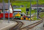 Beim Bahnhof Andermatt sind am 07 September 2021 abgestellt:
Rechts der zweiachsige MGB X 4909 Spurpflug „Disentis“, ex MGB X 4904, der Matterhorn-Gotthard Bahn (ex FO X 4904). Bei geringen Schneemengen h�lt die MGB eine Schneer�umkomposition, bestehend aus Lok sowie diesem Spurpflug bereit. Oder die MGB stellt, wie auch die RhB (Rh�tische Bahn), diese speziellen Spurpfl�ge vor regul�ren Z�gen ein, welche das Schienenprofil bis unter die Gleisoberkante Freir�umen k�nnen. Diese sind mit ferngesteuert absenk- und anhebbaren R�umschilden ausgestattet, um auch Weichen befahren zu k�nnen.

TECHNISCHE DATEN:
Hersteller Stadler Fahrzeuge AG (1976)
Spurweite: 1.000 mm
Anzahl der Achsen:  2
L�nge �ber Puffer: 7.400 mm
Gewicht:  12,7 t
H�chstgeschwindigkeit:  55 km/h

Links die Teleskoparbeitsb�hne, vom Typ Iteco BX 120 D (Ger�tenummern 138), aufgebaut auf dem zweiachsigen Niederbordwagen / Flachwagen mit Gel�nder P 10126 beide der Furrer+Frey AG, 

TECHNISCHE DATEN Teleskoparbeitsb�hne: 
Ger�tenummern: 138 
Tragkraft: 230 kg
H�he Transportstellung: 2.80 m (auf dem Bahnwagen 3.70 m)
Arbeitsh�he maximal: 14 m
Reichweite maximal: 10.3 m
Schwenkbereich: 360�
Schwenkbereich Arbeitskorb: 90�
Abmessung Arbeitskorb: 1.2 x 1.8 m
Gewicht 12.4 t
Energieversorgung: Eigener Dieselmotor der Teleskoparbeitsb�hne

TECHNISCHE DATEN Wagen P 10126:
Spurweite: 1.000 mm
Anzahl der Achsen:  2
Bremszahnrad: Abt Abt
L�nge �ber Puffer: 9.140  mm
L�nge der Ladefl�che: 7.500 mm
Breite der Ladefl�che: 2.300 mm
Wagenh�he: 895 mm
Gewicht: 7,1 t
Tragkraft: 13 t
H�chstgeschwindigkeit: 60 km/h
Bremsen: Vakuumbremse (keine Druckluftbremse)
Handbremse: Ja 
Bodenausstattung: P 10126: Holzboden, 4 �sen f�r Teleskopb�hne, Achsfederblockierung, 8 Twistlock f�r 1x 20’- oder 2x 10’-Container
Bemerkungen: Die Flachwagen sind alle mit einem steckbaren Gel�nder versehen.

Ganz links noch (nur teilweise) ein Sanit�tswagen (MGB 4995 oder 95). F�r eine genauere Betrachtung war leider meine Umsteigezeit hier etwas zu kurz.
