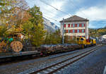 Der RhB (Rh�tische Bahn) Xmf 6/6 24402, ein Fahrleitungsturmwagen vom Typ Plasser & Theurer MTW 100.160 steht am 01.11.2019 mit einem Oberleitungsbauzug beim Bahnhofs Reichenau-Tamins (aufgenommen aus