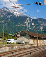 Der G�terschuppen von Bex, am 28 Mai 2012, fr�her gingen die Gleise der BVB hinter der Rampe bis an den G�terschuppen zur �bergabe an die SBB.