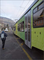 Beh 4/8 91 wartet im Bahnhof Bex auf Abfahrt. Der Haltepunkt ist - wie früher oft - einfach das Strassenplanum. Da ist ein Niederflurtriebwagen auch eine Einstiegsherausforderung für nicht geländegängige Personen, die anderen  steigen auf einen Stuhl .  Januar 2026.