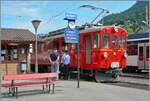 Es könnte ein Alltagsbid aus vergangen Zeiten sein: an einem Sommertag wartet ein der RhB Bernina Triebwagen auf seine (wenigen) Fahrgäste und die nahende Abfahrtszeit; das Personal geniesst