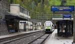 der RABe 528 117 legt auf seiner Fahrt nach Domodossola am 07.05.2024 einen Zwischenhalt in Goppenstein ein
