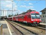Voil� ein RM NPZ mit Jumbo-Wagen, der in Langenthal, der auf die Abfahrt nach Luzern wartet; mit dem RBDe 566 235 an der Spitze, der als RBDe 4/4 II 228 1984/85 zur EBT kam.