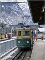 Der WAB BDhe 4/4 115 ist mit seinem Uaikt 821 in Lauterbrunnen angekommen und der Gütersteuerwagen wird sofort entladen.
